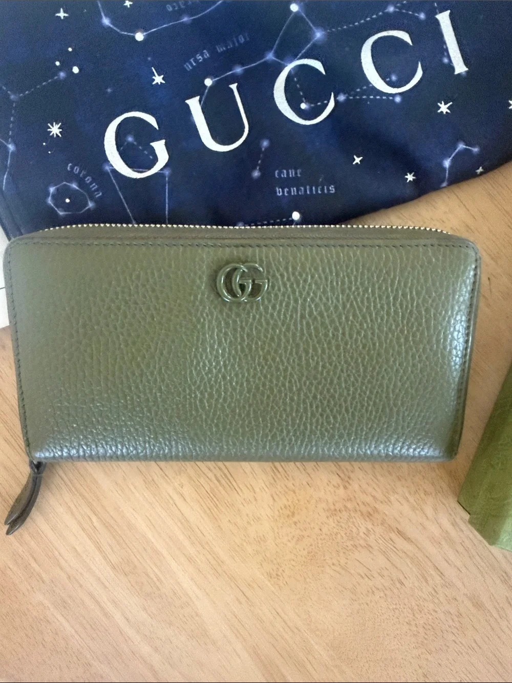 Gucci Green Pebbled Leather Zip Wallet with GG Logo w/ authentication + dust bag